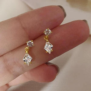 Pendientes elegantes chapados en oro con cristales para mujer, diseño geométrico clásico, uso diario, joyería rellena de oro de 18 quilates - Product Image 3