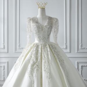 ओफेलीसा लक्जरी शाही राजकुमारी सैटिन गेंद का गाउन, जो भव्य समारोहों के लिए फूलों की लंबी आस्तीन के फीके साथ बिच गया - Product Image 2