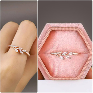 Anello a Foglia per Donna, Gioiello da Dito Elegante e Minimalista alla Moda - Product Image 1