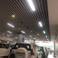 Plafonds en faux baffles linéaires en aluminium modernes de haute qualité, plafond en baffles en aluminium en forme de U