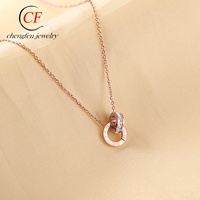 Collier pendentif double anneau en acier inoxydable or rose avec chiffres romains, chaîne délicate avec cercles entrelacés et zirconiums cubiques, cadeau de bijoux pour femme