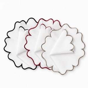 Serviettes en tissu brodées à la main, carrées classiques, réutilisables, décoration de table, couleurs personnalisables, blanc avec bordure noire, rouge, argentée - Product Image 1