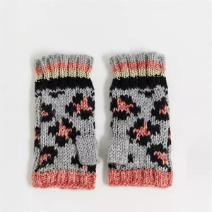 Gants magiques à demi-doigts avec logo personnalisé, vente en gros, hiver, unisexe, gris chiné, tricotés, sans doigts, avec étiquette tissée - Product Image 4