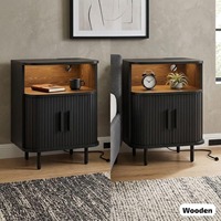 Table de chevet moderne du milieu du siècle en noyer avec station de charge, lampe LED et portes de grange cannelées, table de nuit en bois pour chambre à coucher