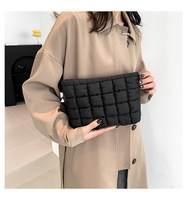 Organisateur de maquillage portable en nylon à motif de lettres tendance, pochette matelassée avec fermeture à glissière pour femmes