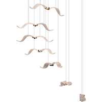 Lustre d'art personnalisé en forme d'oiseau volant pour hall d'hôtel, installation artistique sur mesure, grand luminaire suspendu en forme de mouette pour escalier