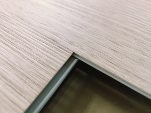 Suelo Vinílico SPC de Roble Claro, Diseño en Espiga, 6.5mm, Alta Calidad, Núcleo Rígido, Sistema de Clic Unilin - Product Image 6