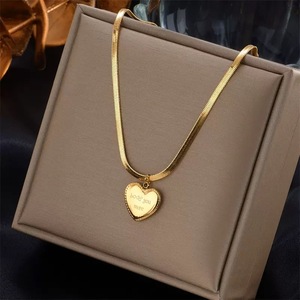 <span class=keywords><strong>Collar</strong></span> <span class=keywords><strong>de</strong></span> Joyería <span class=keywords><strong>de</strong></span> Moda con Colgante <span class=keywords><strong>de</strong></span> Letra Esmaltada, Cadena <span class=keywords><strong>de</strong></span> <span class=keywords><strong>Serpiente</strong></span> Estilo Espiga, <span class=keywords><strong>de</strong></span> Acero Inoxidable con Baño <span class=keywords><strong>de</strong></span> Oro PVD, No se Deslustra - Product Image 6