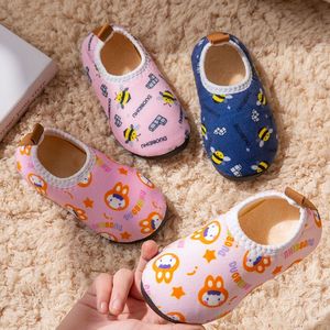 Chaussures de maison d'intérieur pour bébé avec logo personnalisé Chaussures en coton à semelle souple et antidérapante Chaussures épaisses de jardin d'enfants Chaussons Racine de sac - Product Image 1