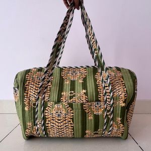 Bolsa de Viaje Acolchada con Estampado de Tigre Verde, Bolsa de Fin de Semana de Gran Capacidad con Cierre de Cremallera y Forro de Poliéster - Product Image 3