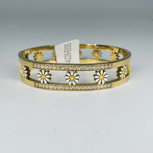 Bracelet manchette tendance en acier inoxydable 316L plaqué or PVD avec motif marguerite et accents de strass en cristal pour femme - Product Image 1