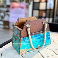 Grand pot à fleurs écologique en bois de bateau ancien avec accents en rotin naturel pour une décoration unique du jardin et de la maison