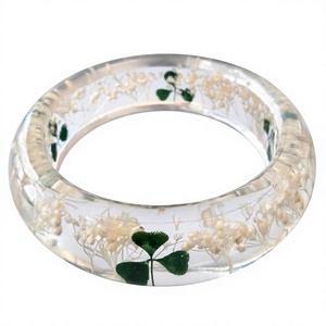 Bracelet en résine époxy fait main avec fleurs séchées et feuille de trèfle, bijou artisanal rond floral, objet d'art de collection - Product Image 3