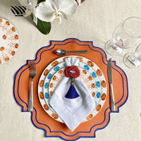 Service de vaisselle en porcelaine fine avec incrustations dorées florales, assiettes imprimées multicolores faites à la main pour les événements et les dîners de mariage et la décoration