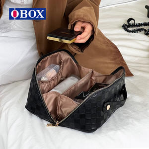 Trousse de maquillage Obox grande capacité avec fermeture éclair, poignée souple, pour les voyages et l'usage quotidien, design à carreaux noir et marron - Product Image 3