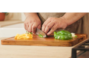 Planche à découper rectangulaire en bois d'acacia avec rainure profonde pour le jus, poignées latérales pour la découpe des fruits - Product Image 3