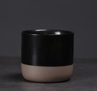 Tasse à café moderne en céramique saisie à la main avec design bicolore Texture grossière sur la moitié inférieure Option de logo personnalisé durable
