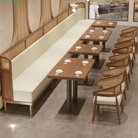 Vente en gros de meubles de restaurant en bois massif Ensemble de chaises de salle à manger et table commerciales en cuir de rotin personnalisées