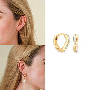 ต่างหูห่วง CANNER Classic Gold S925 เงินแท้ รูปทรงคลื่นไม่สมมาตร ประดับเพชรซิคอน 5A ชุบทอง 18K - Product Image 6