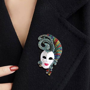 Broche de máscara con diamantes de diseño exagerado de la industria pesada europea y americana, pin para abrigo de invierno - Product Image 3
