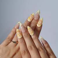 Ongles en acrylique à presser, motif floral 3D, French manucure, design nacré, forme amande, logo personnalisable pour les ongles.