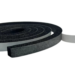 Bande isolante en mousse pour <span class=keywords><strong>climatiseur</strong></span> NBR + PVC 2 rouleaux 1x1 pouce 6.5 pieds de long, coupe-froid pour fenêtre. - Product Image 2