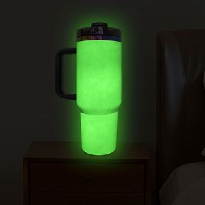 Gobelet 40 oz phosphorescent arc-en-ciel plaqué blanc, noir et orange avec poignée et paille - Product Image 4