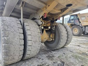 Camion benne minier Caterpillar 777D/773D modèle 2012 fabriqué au Japon, norme Euro 3, 451-500 ch, benne basculante robuste - Product Image 5