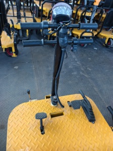 Tricycle benne électrique hydraulique 800 kg avec plateforme en acier jaune pour manutention extérieure - Product Image 5