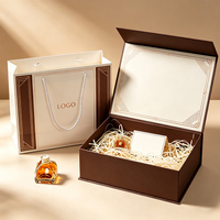Boîte cadeau en papier rigide personnalisée de luxe avec sac en papier assorti, logo et motif personnalisés, emballage haut de gamme