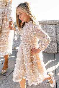 Vêtements d'été pour enfants en gros, robes décontractées pour bébés filles à imprimé floral et dentelle en maille - Product Image 6