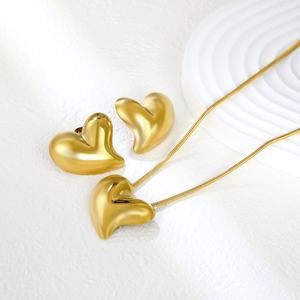 Juego de Joyería de Acero Inoxidable Chapado en Oro PVD de 18K Personalizado, Resistente al Agua, con Diseño de Corazón Liso y Grueso, Incluye Aretes y Collar con Colgante - Product Image 3