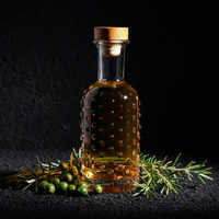 Op maat gemaakte kleurlogo 400ml ronde fles van superflintglas met geprägte verpakking, lege fles voor sterke drank, whisky, gin, groothandel