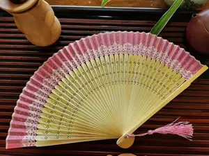 Offre Spéciale nouveau Style chinois de haute qualité pliable soie et dentelle bambou gland Handfan beau sexe dentelle main ventilateur pour cadeau de mariage