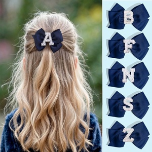 Bán buôn nơ cài tóc trẻ em thanh lịch, tùy chỉnh, làm thủ công bằng ruy băng grosgrain, đính ngọc trai, kẹp cá sấu, đóng gói hộp carton - Product Image 1