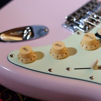 Wholesale Simger Professional Electric Guitar 22 Rounded End Frets SSH Alnico Pickup High-Gloss Finish Full Size Poplar Body