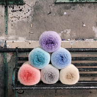 375m fil mélangé de laine teint en arc-en-ciel 80% acrylique 20% fil à gâteau en nylon pour l'artisanat et le tricot solide et durable