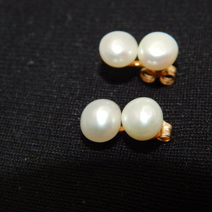 Orecchini gemelli in oro 14K con punta di perle barocche - Product Image 1