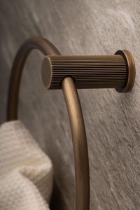 Porte-serviettes de qualité standard avec finition dorée, design luxueux de forme ronde, en vente - Product Image 5