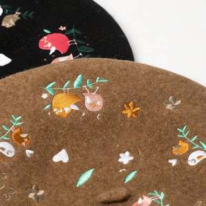 Béret décontracté brodé pour femme automne-hiver, nouveau béret en laine motif oiseaux et fleurs avec broderie personnalisée pour le sport, les fêtes et la pêche - Product Image 6