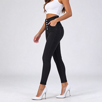 Jean skinny noir moulant pour femme, taille haute, en denim effiloché, idéal pour les sorties hivernales élégantes