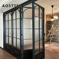 Porte pliante AOSTTER en aluminium finition noire minimaliste avec panneau de sécurité haute transparence et seuil encastré pour villa contemporaine