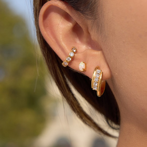 Boucles d'oreilles Huggie forme géométrique en acier inoxydable 18K avec strass blancs sertis en canal, bijoux cadeau - Product Image 3