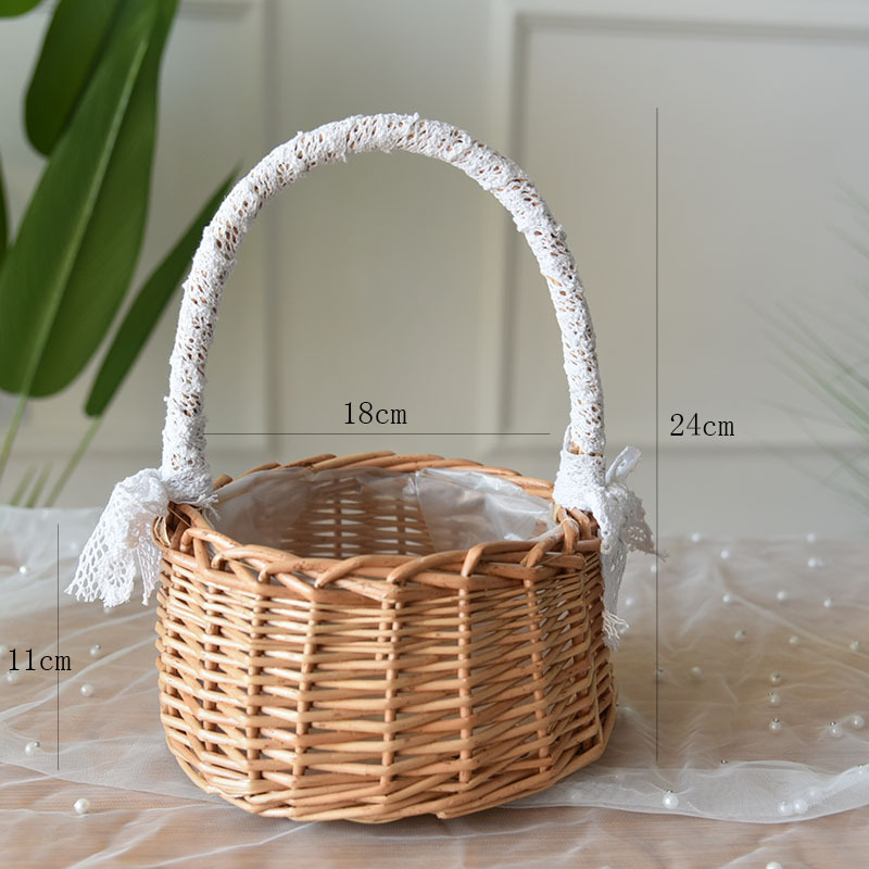 La poignée ronde en dentelle a un diamètre de 19 cm et une hauteur de 21 cm.