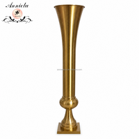Vase trompette en fer doré ANNIELU 100 cm, support floral en métal pour la décoration de tables et d'allées de réceptions d'hôtels et de mariages