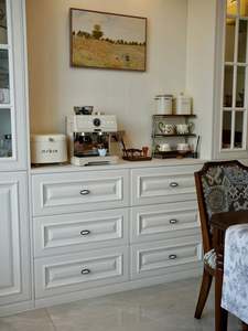 Meuble de cuisine au design personnalisable avec rangement à vin, idéal pour le salon ou la salle à manger - Product Image 2