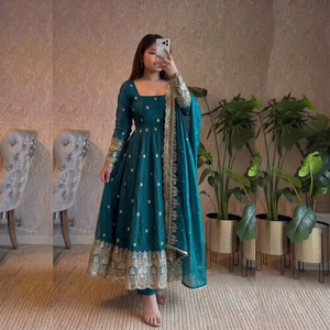 Ensemble Anarkali en soie vert émeraude avec dupatta, tenue traditionnelle indienne et pakistanaise pour femme, longueur ras du sol, coupe ample et extensible, idéal pour les mariages. - Product Image 1