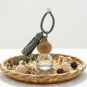 Diffuseur d'arômes en verre en forme de gourde avec capuchon en bois à pompon rose, flacon de parfum vide pour la décoration de voiture, de maison et de placard - Product Image 3