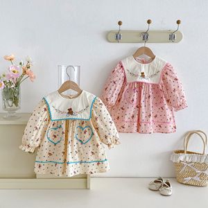 Abito da principessa autunnale per bambina con stampa floreale di orsi, colletto alla marinara e ricami. - Product Image 2