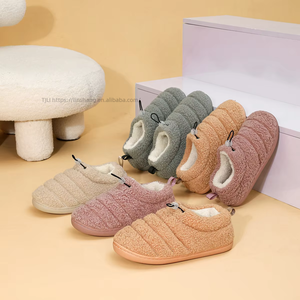 Nouvelles arrivées : Pantoufles en fourrure à semelle TPR pour femmes, pantoufles en peluche de gros pour femmes avec matériaux de haute qualité - Product Image 2